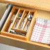 Ausziehbarer Bambus-Besteckkasten mit 5 bis 7 Fächern, 25,7-38,5 x 5,1 x 35,7 cm