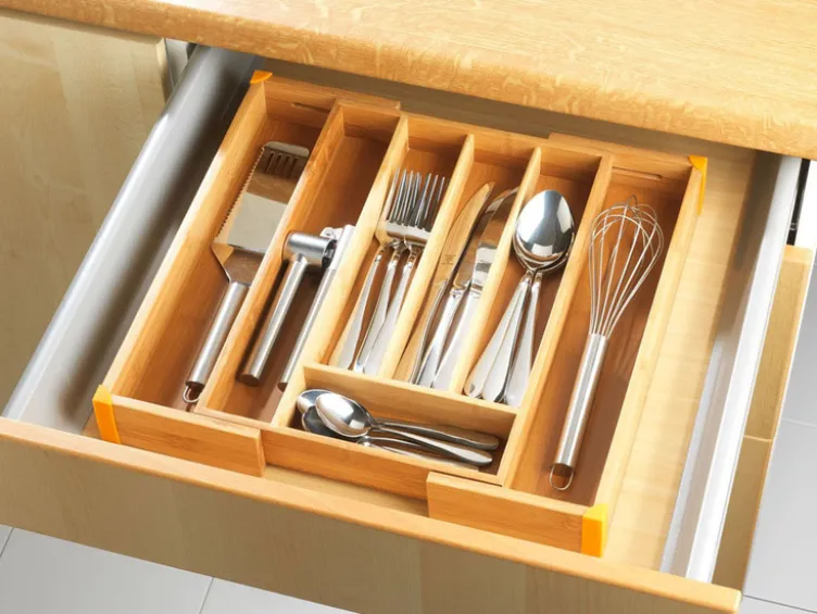 Ausziehbarer Bambus-Besteckkasten mit 5 bis 7 Fächern, 25,7-38,5 x 5,1 x 35,7 cm