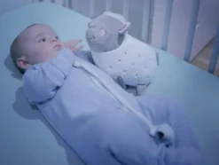 Badabulle Kuscheltier Schaf mit Nachtlicht und Musik