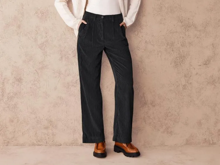 Damen Cordhose, weit und gerade geschnitten