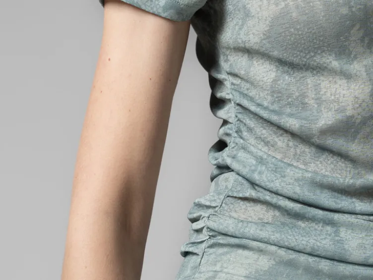 Damen Mesh-T-Shirt mit modischem Snake-Print, grün