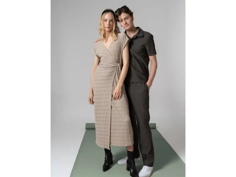 Damen Midi-Kleid mit modischer Crinklestruktur, beige