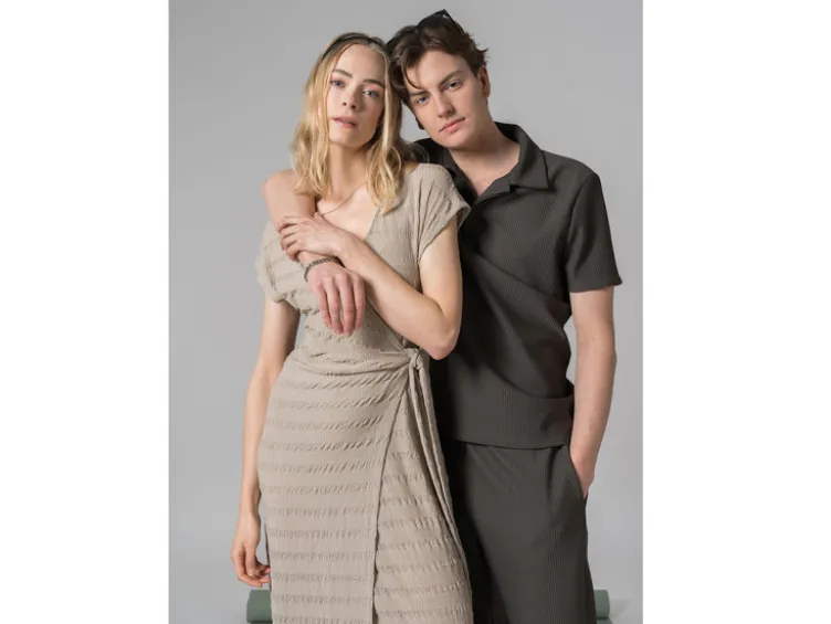 Damen Midi-Kleid mit modischer Crinklestruktur, beige