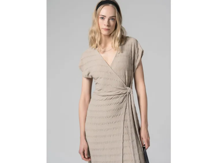 Damen Midi-Kleid mit modischer Crinklestruktur, beige