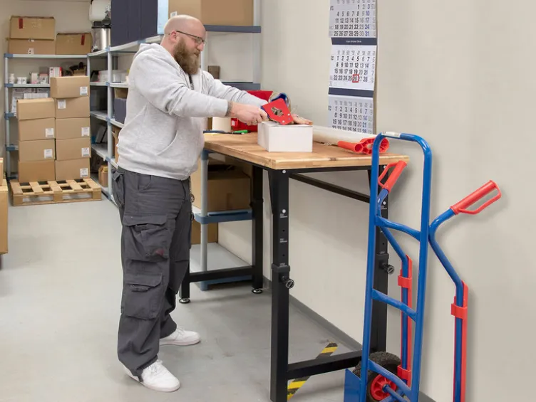 Höhenverstellbare Werkbank, B 135 X T 60 X H 85 - 105cm, 200kg Belastung, FSC 100%, Fichte
