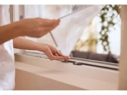 Insektenschutz-Fenstervorhang mit Magnetverschluss