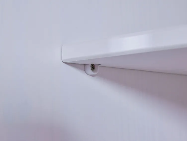 Kleiderschrank im Landhausstil, aus lackiertem Massivholz