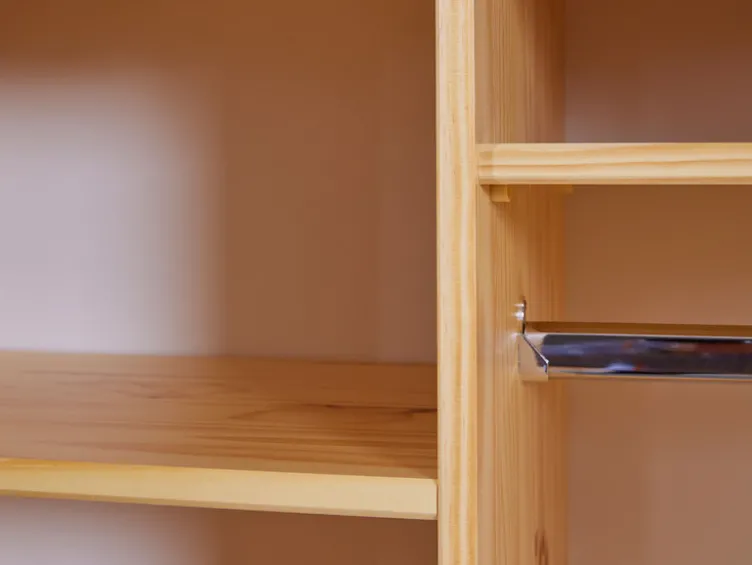 Kleiderschrank im Landhausstil, aus lackiertem Massivholz