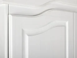 Kleiderschrank im Landhausstil, aus lackiertem Massivholz