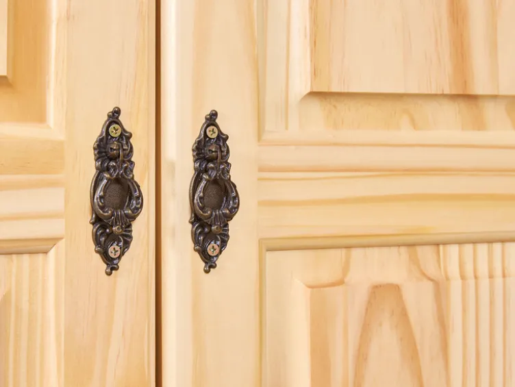 Kleiderschrank im Landhausstil, aus lackiertem Massivholz