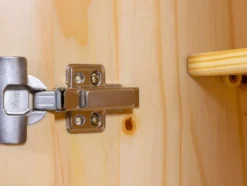 Kleiderschrank im Landhausstil, aus lackiertem Massivholz