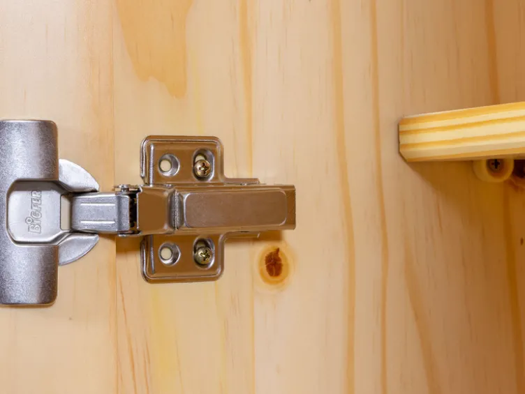 Kleiderschrank im Landhausstil, aus lackiertem Massivholz