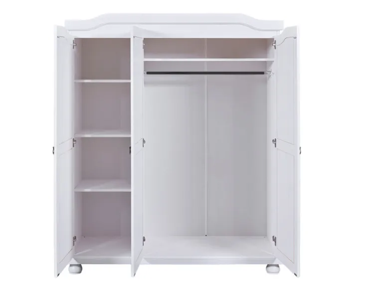 Kleiderschrank im Landhausstil, aus lackiertem Massivholz