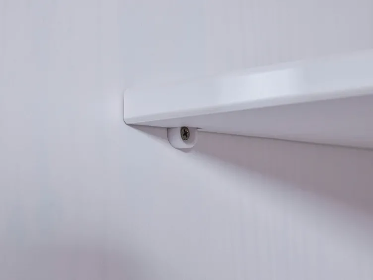 Kleiderschrank im Landhausstil, aus lackiertem Massivholz