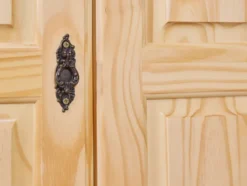 Kleiderschrank im Landhausstil, aus lackiertem Massivholz