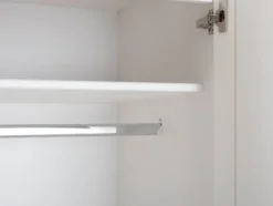 Kleiderschrank im Landhausstil, aus lackiertem Massivholz