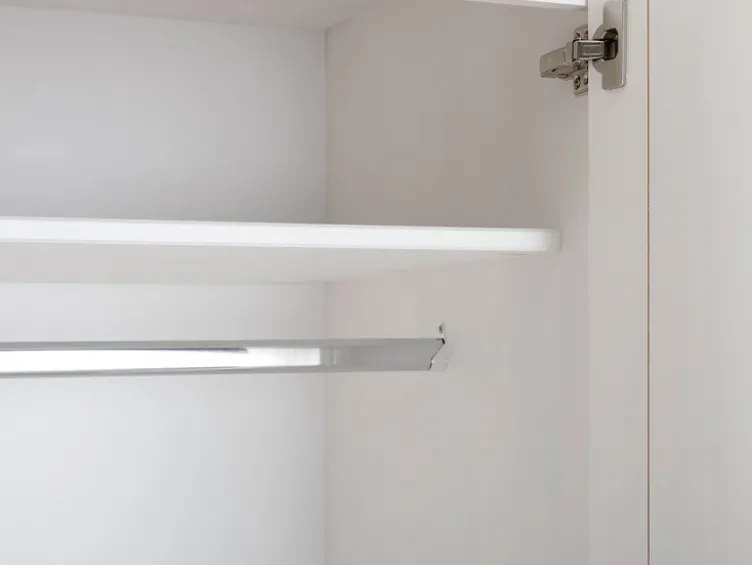 Kleiderschrank im Landhausstil, aus lackiertem Massivholz