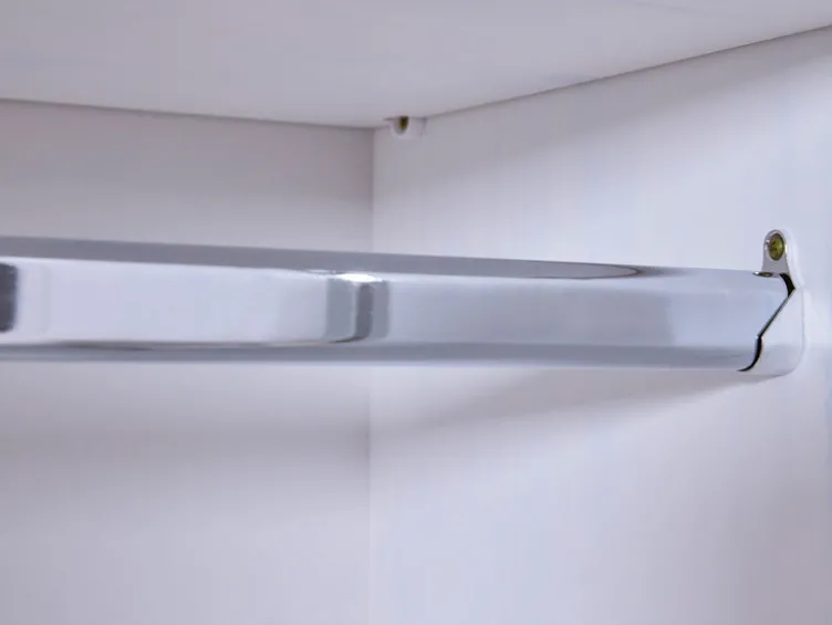Kleiderschrank im Landhausstil, aus lackiertem Massivholz