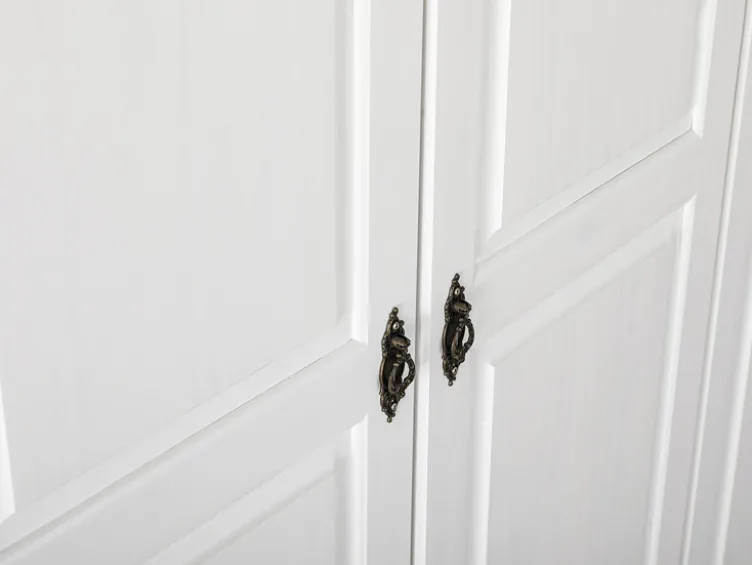 Kleiderschrank im Landhausstil, aus lackiertem Massivholz