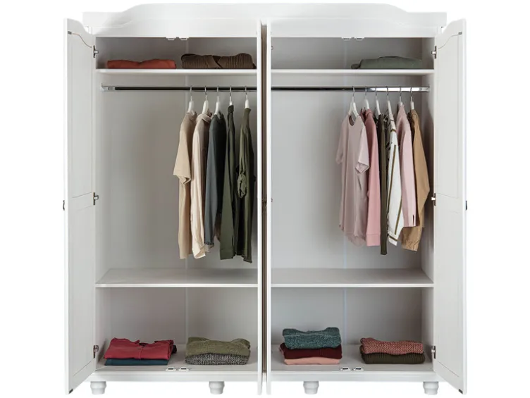 Kleiderschrank im Landhausstil, aus lackiertem Massivholz