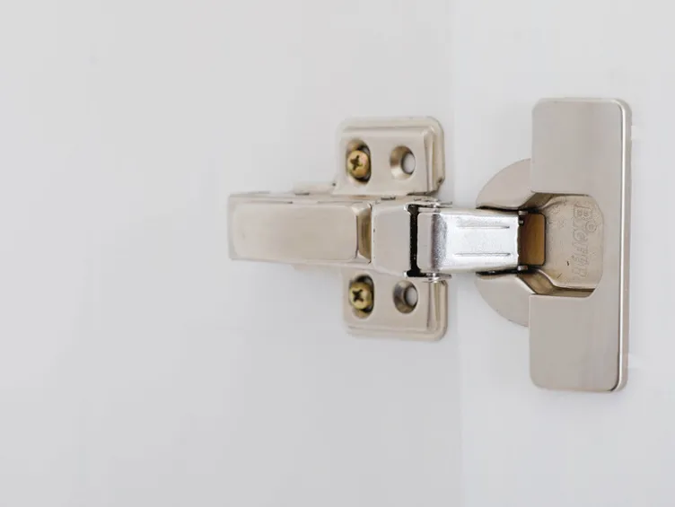 Kleiderschrank im Landhausstil, aus lackiertem Massivholz