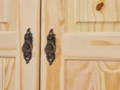 Kleiderschrank im Landhausstil, aus lackiertem Massivholz