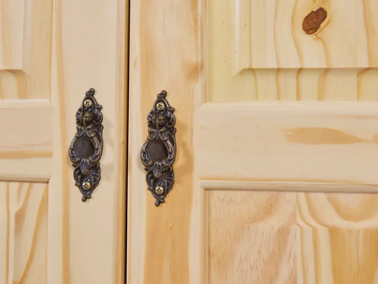 Kleiderschrank im Landhausstil, aus lackiertem Massivholz