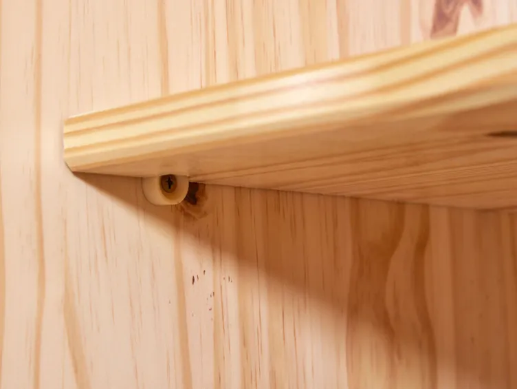 Kleiderschrank im Landhausstil, aus lackiertem Massivholz