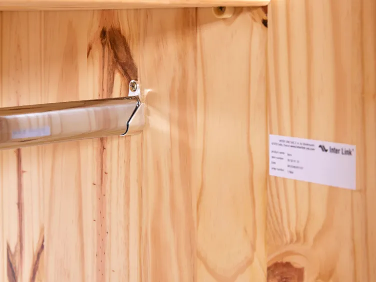 Kleiderschrank im Landhausstil, aus lackiertem Massivholz