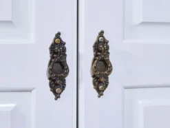 Kleiderschrank im Landhausstil, aus lackiertem Massivholz