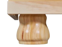 Kleiderschrank im Landhausstil, aus lackiertem Massivholz
