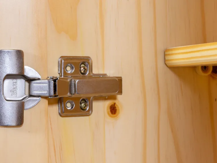 Kleiderschrank im Landhausstil, aus lackiertem Massivholz