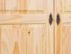 Kleiderschrank im Landhausstil, aus lackiertem Massivholz