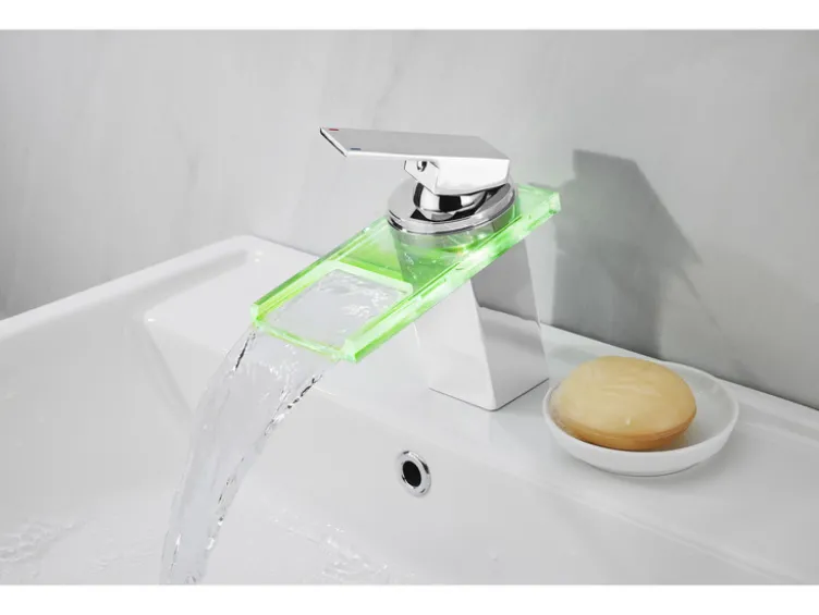 LED-Waschtischarmatur, mit Wasserfall-Auslauf