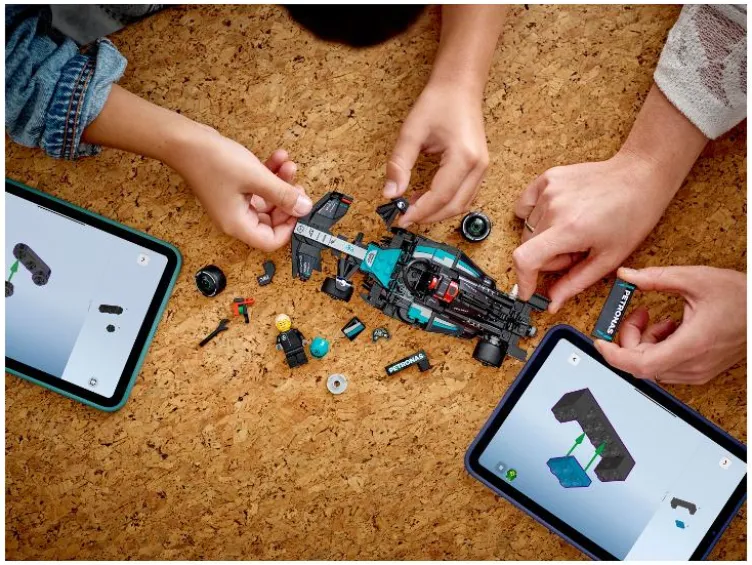 77244 Mercedes-AMG F1® W15 Rennauto