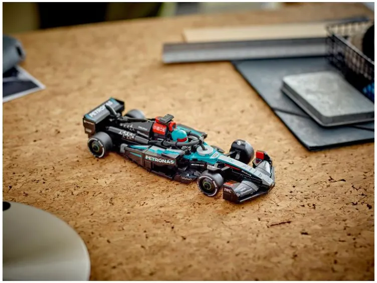 77244 Mercedes-AMG F1® W15 Rennauto