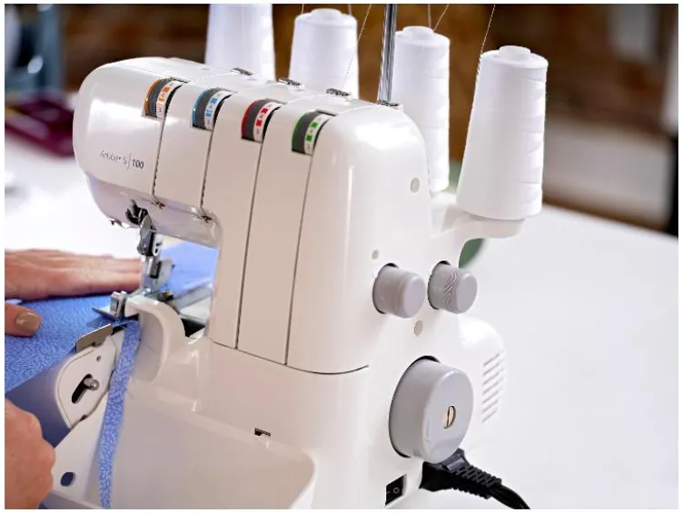 Overlocknähmaschine »Amber™ S100«
