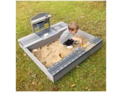 Sandkasten mit Matschküche