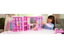 Traumkleiderschrank mit Puppe